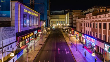 Changchun, Çin 'deki Chongqing Yolu' nun kış gecesi manzarası.