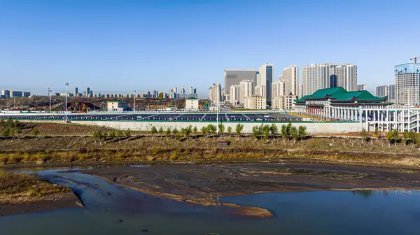 长春新南高速公路交叉口的建筑景观 — 图库照片