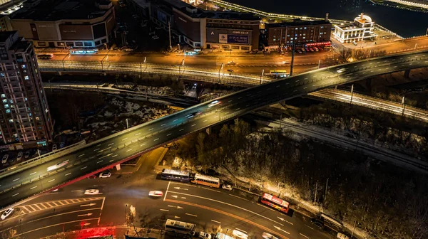 Changchun, Çin 'deki Yitong Nehri' nde kış gecesi sahnesi.