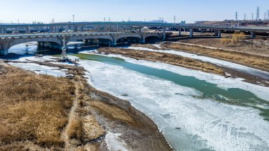 Çin, Changchun 'daki Yitong Nehri boyunca eriyen buz ve karla kaplı bir manzara.