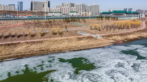 中国长春依东河边的风景 冰雪融化 — 图库照片