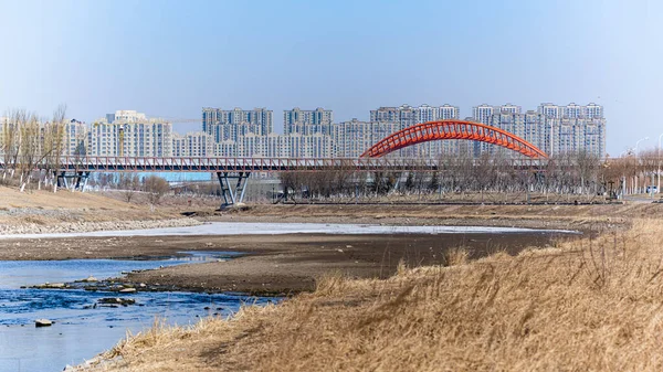 氷と雪が融けた中国 長春市の糸川沿いの風景 — ストック写真