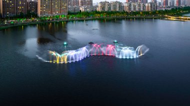 Changchun, Çin 'deki Nanxi Wetland Park Renkli Müzik Fıskiye Gecesi Manzarası