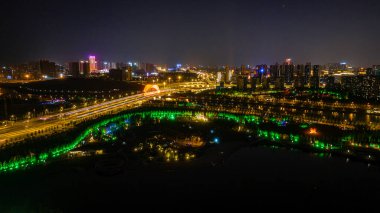 Yazın Changchun, Çin 'deki Nanxi Wetland Parkı' nın gece manzarası