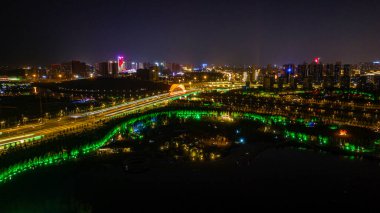 Yazın Changchun, Çin 'deki Nanxi Wetland Parkı' nın gece manzarası