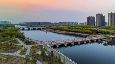 Changchun, Çin 'deki Yitong Nehri boyunca binaların manzarası.