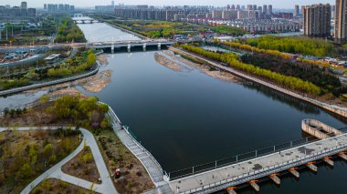 Changchun, Çin 'deki Yitong Nehri boyunca binaların manzarası.