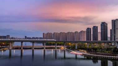Changchun, Çin 'deki Yitong Nehri boyunca binaların manzarası.