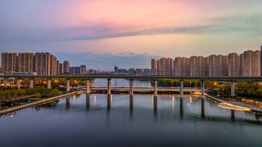 Changchun, Çin 'deki Yitong Nehri boyunca binaların manzarası.