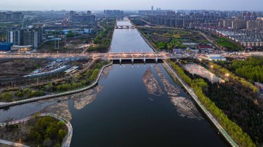 Changchun, Çin 'deki Yitong Nehri boyunca binaların manzarası.