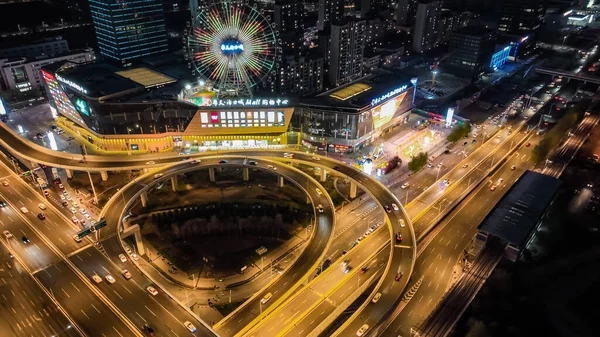 Changchun, Çin 'deki Gökdelen Canlılık Şehri ve Viyadük Köprüsü' nün gece manzarası