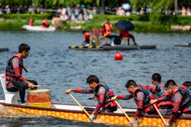 22 Haziran 2023 tarihinde Changchun, Jilin, Changchun 'daki Yitong Nehri kıyısında düzenlenen ilk Ejderha Teknesi Davetiye Turnuvası' dır. Nehirde çeşitli su gösterileri var..