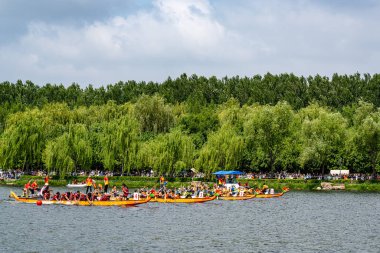 22 Haziran 2023 tarihinde Changchun, Jilin, Changchun 'daki Yitong Nehri kıyısında düzenlenen ilk Ejderha Teknesi Davetiye Turnuvası' dır. Nehirde çeşitli su gösterileri var..