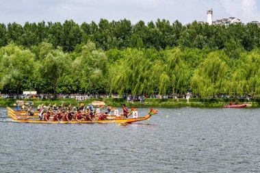 22 Haziran 2023 tarihinde Changchun, Jilin, Changchun 'daki Yitong Nehri kıyısında düzenlenen ilk Ejderha Teknesi Davetiye Turnuvası' dır. Nehirde çeşitli su gösterileri var..