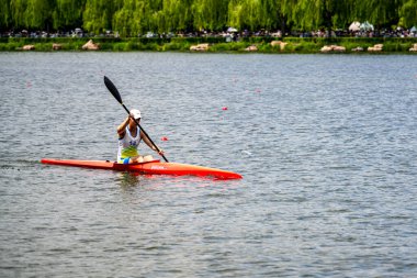 22 Haziran 2023 tarihinde Changchun, Jilin, Changchun 'daki Yitong Nehri kıyısında düzenlenen ilk Ejderha Teknesi Davetiye Turnuvası' dır. Nehirde çeşitli su gösterileri var..