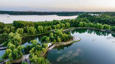 Yazın Changchun, Çin 'deki Jingyuetan Ulusal Orman Parkı manzarası