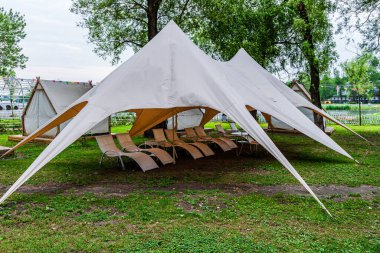 Kamp alanında çadırlar - Nanhu Park 'ın manzarası, Changchun, Çin yazın