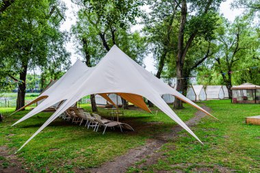 Kamp alanında çadırlar - Nanhu Park 'ın manzarası, Changchun, Çin yazın