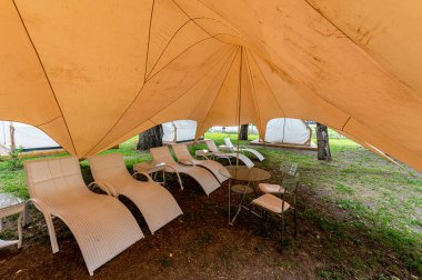 Kamp alanında çadırlar - Nanhu Park 'ın manzarası, Changchun, Çin yazın