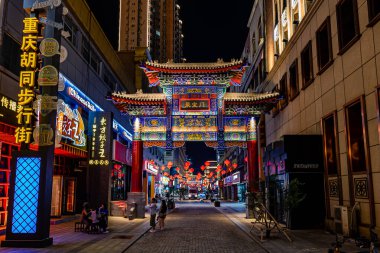 Chongqing Hutong, Changchun, Çin 'deki yayaların gece manzarası.