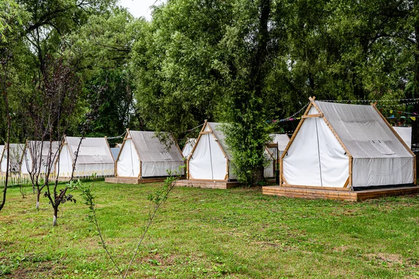 Kamp alanında çadırlar - Nanhu Park 'ın manzarası, Changchun, Çin yazın