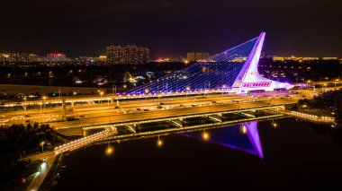 Changchun uydu köprüsünün gece manzarası, Çin, yaz aylarında