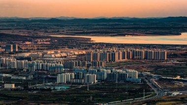 Changchun, Çin 'in güneyindeki yeni şehrin gün batımı manzarası.