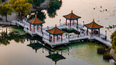 Nanhu Park manzarası Changchun, Çin 'de batan güneşin altında.