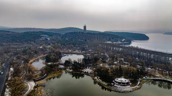 Çin Changchun 'daki Jingyuetan Ulusal Orman Parkı manzarası.