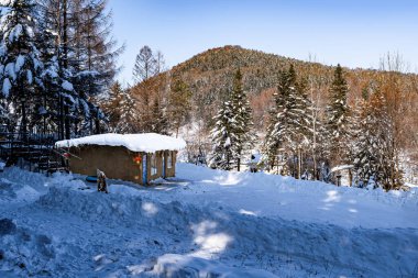 Kar sonrası Çin kar kasabasının kış manzarası