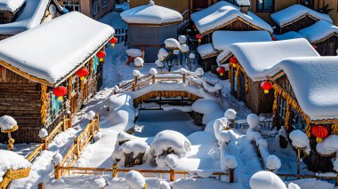Çin 'in kar kasabasındaki evlerin ve avluların manzarası.