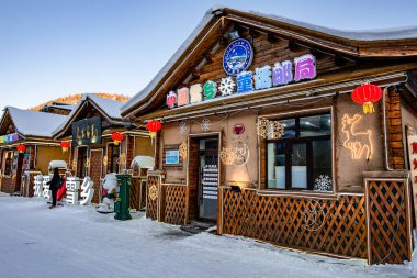 Çin 'in kar kasabasında kar üstüne sokak manzarası