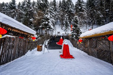 Çin 'in kar kasabasında kar üstüne sokak manzarası
