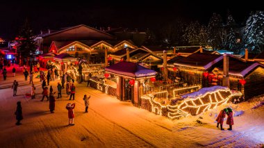 Çin 'in kar kasabasında gece vakti sokak manzarası