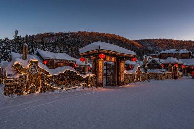 Çin 'in kar kasabasında gece vakti sokak manzarası