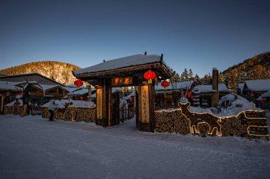 Çin 'in kar kasabasında gece vakti sokak manzarası