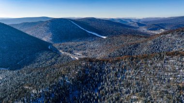 Çin 'in kar kasabasının Yangcao Dağları' ndaki Orman ve Dağ Yolu Kar Manzarası