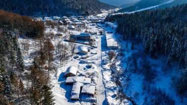 Çin 'in kar kasabasındaki Yangcao Dağı Sahne Bölgesi' nde kar üstüne kar.