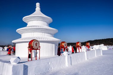 Kar Heykelleri ve Davullar-Kış Sahnesi Jingyuetan Ulusal Orman Parkı, Changchun, Çin