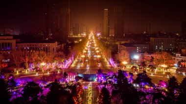 Çin 'deki Changchun şehrinin gece manzarası Ejderha Yılı Bahar Festivali sırasında