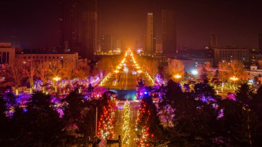 Çin 'deki Changchun şehrinin gece manzarası Ejderha Yılı Bahar Festivali sırasında