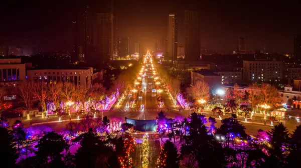 Çin 'deki Changchun şehrinin gece manzarası Ejderha Yılı Bahar Festivali sırasında