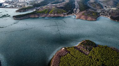Çin 'in Changchun kentindeki Jingyuetan Ulusal Orman Parkı' nda buzlar erir ve bahar başında karlar erir.