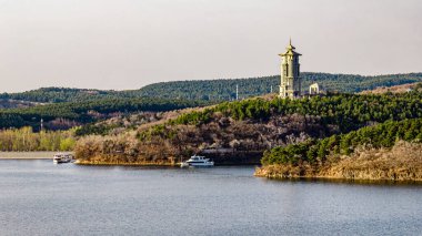 Çin Changchun 'daki Jingyuetan Ulusal Orman Parkı' nın bahar manzarası.