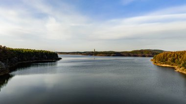 Çin Changchun 'daki Jingyuetan Ulusal Orman Parkı' nın bahar manzarası.