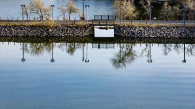 Çin Changchun 'daki Jingyuetan Ulusal Orman Parkı' nın bahar manzarası.