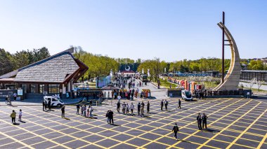 Çin Changchun 'daki Jingyuetan Ulusal Orman Parkı' nın bahar manzarası.