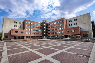 Cuiwen Binası 'nın mimari manzarası, Qianwei Kampüsü, Jilin Üniversitesi, Changchun, Çin