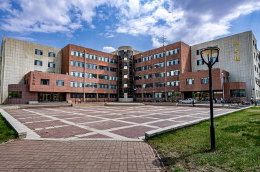 Cuiwen Binası 'nın mimari manzarası, Qianwei Kampüsü, Jilin Üniversitesi, Changchun, Çin