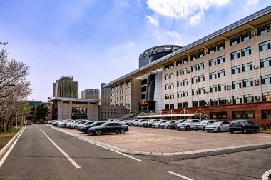 Matematik Binası 'nın mimari manzarası, Qianwei Kampüsü, Jilin Üniversitesi, Changchun, Çin